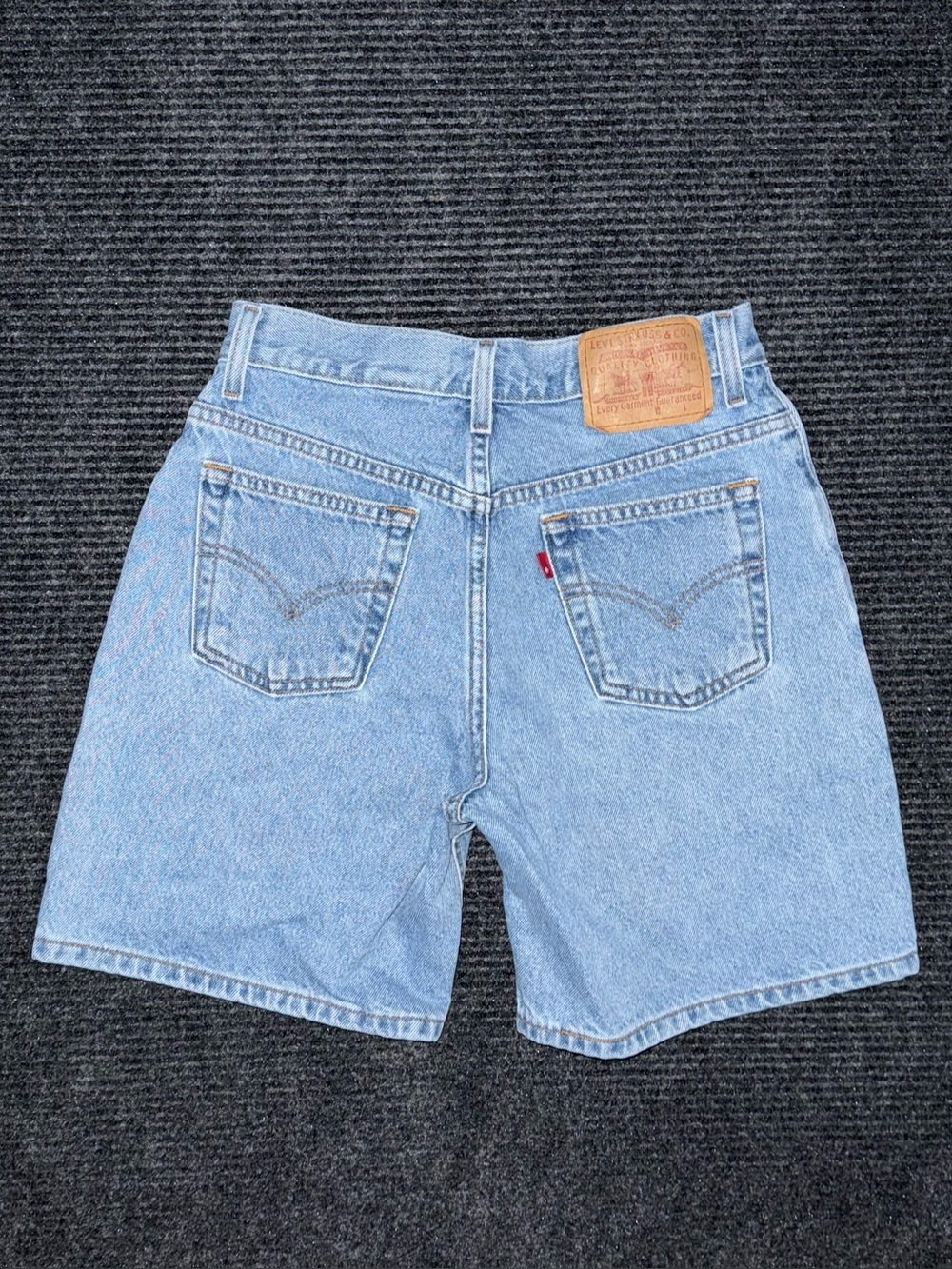 Vintage Y2K Levi’s Relaxed Mid Thigh Denim Shorts Women’s 7 / 26 Cotton Jorts